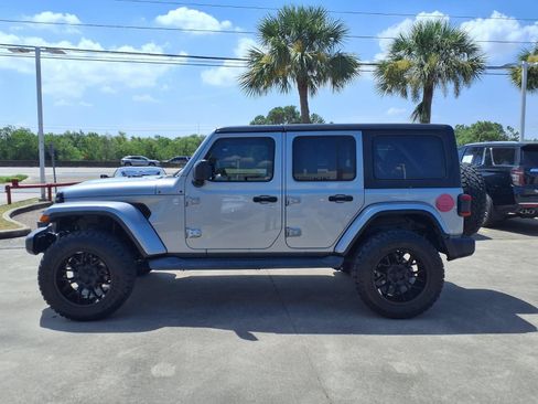 Used 2018 Jeep Wrangler Unlimited Sahara w/ Cold Weather Group AWD/4WD image 9