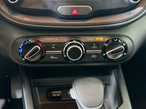 Used 2025 Kia Soul LX w/ LX Technology Package FWD image 22