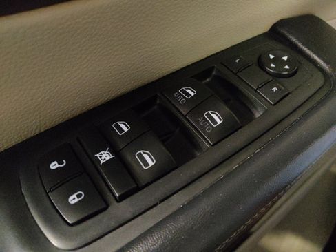 Used 2020 Chrysler Voyager L FWD image 27