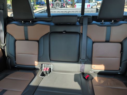 Used 2019 Chevrolet Silverado 1500 High Country w/ Technology Package AWD/4WD image 13