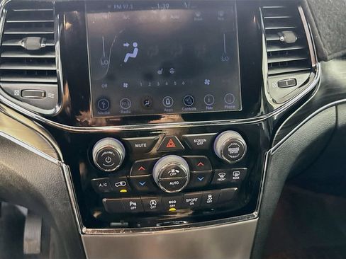 Used 2019 Jeep Grand Cherokee Limited AWD/4WD image 17