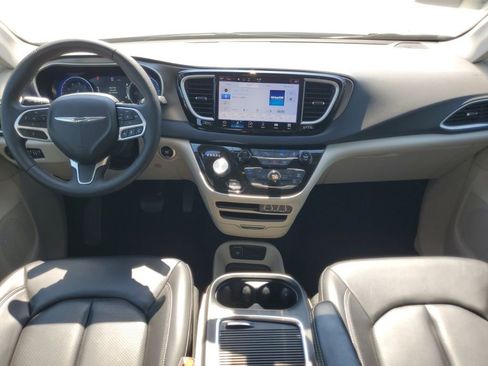 Used 2023 Chrysler Pacifica Touring-L FWD image 6