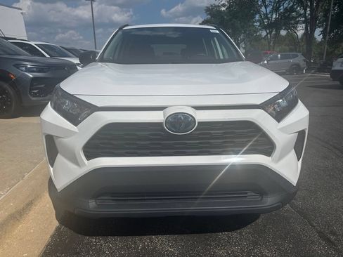 Used 2021 Toyota RAV4 LE AWD/4WD image 9