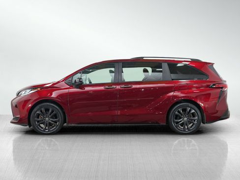 Used 2025 Toyota Sienna XSE FWD image 2