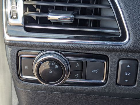 Used 2020 Lincoln Navigator Reserve w/ Cargo Convenience Package image 30