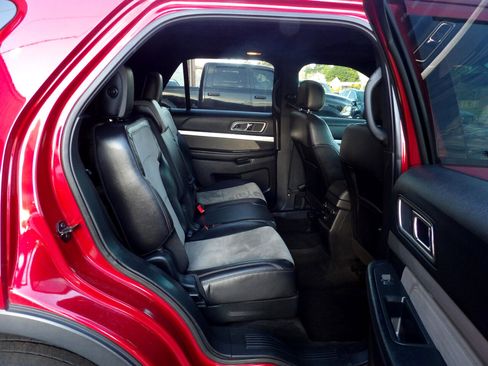 Used 2017 Ford Explorer XLT w/ Equipment Group 202A image 18