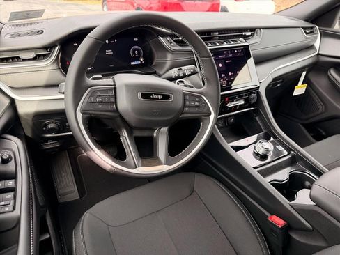 New 2025 Jeep Grand Cherokee Laredo image 6