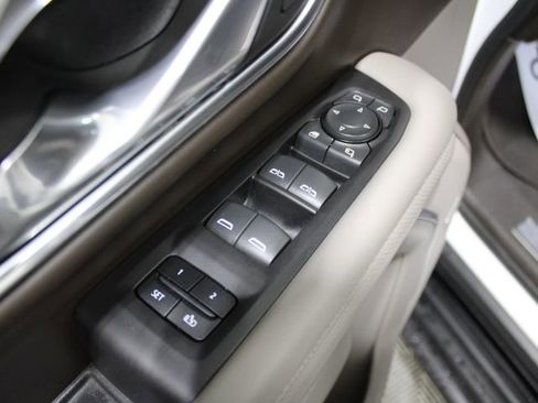 Used 2023 GMC Yukon XL SLT w/ SLT Luxury Package image 19