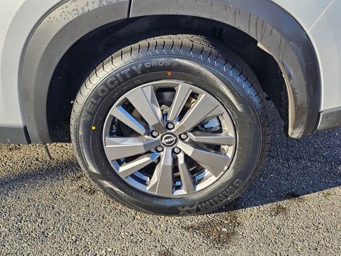 Used 2024 Nissan Pathfinder SV image 9