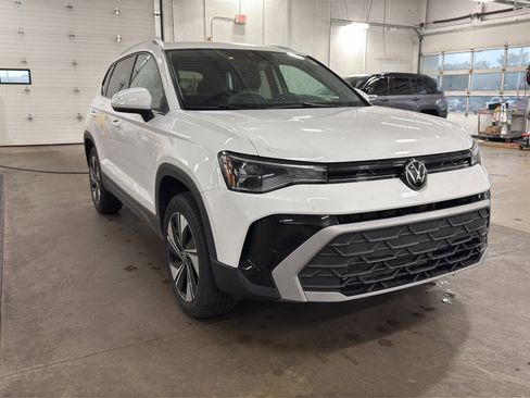 Used 2025 Volkswagen Taos SE AWD/4WD image 3