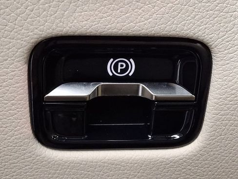 Used 2026 Mercedes-Benz GLC 300 4MATIC image 25