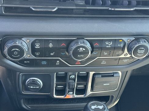 Used 2025 Jeep Wrangler Unlimited Sahara image 20