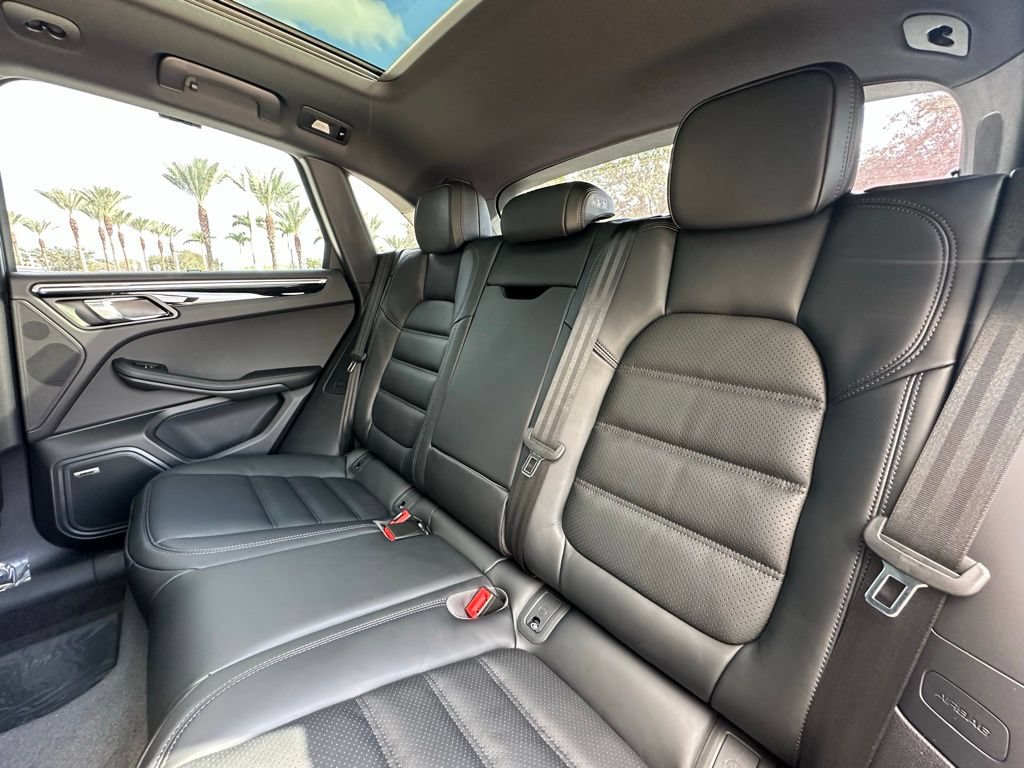 Used 2026 Porsche Macan AWD/4WD image 36