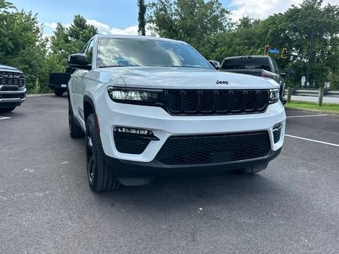Used 2024 Jeep Grand Cherokee Limited w/ Black Appearance Package AWD/4WD image 19