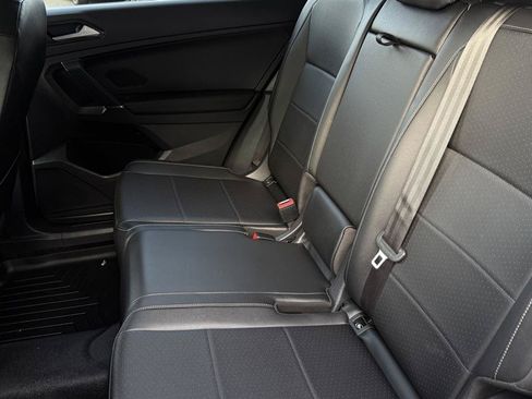 Used 2018 Volkswagen Tiguan SE AWD/4WD image 32