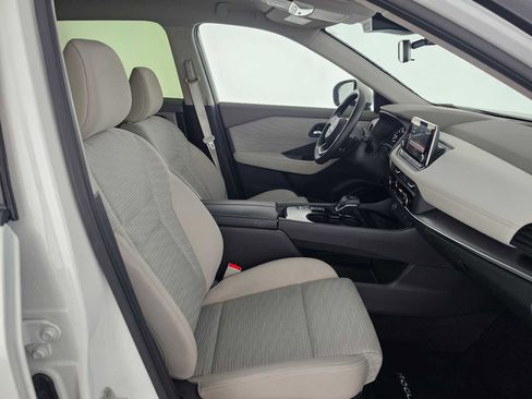 Used 2023 Nissan Rogue SV image 11