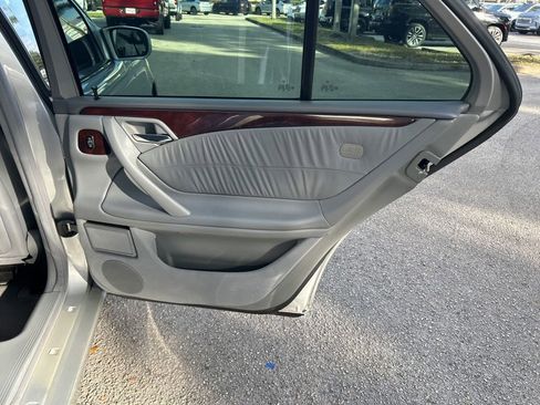 Used 2000 Mercedes-Benz E 320 Sedan image 29