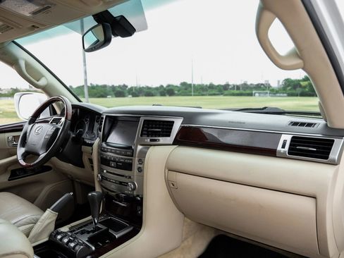 Used 2013 Lexus LX 570 4WD w/ Luxury Pkg image 16