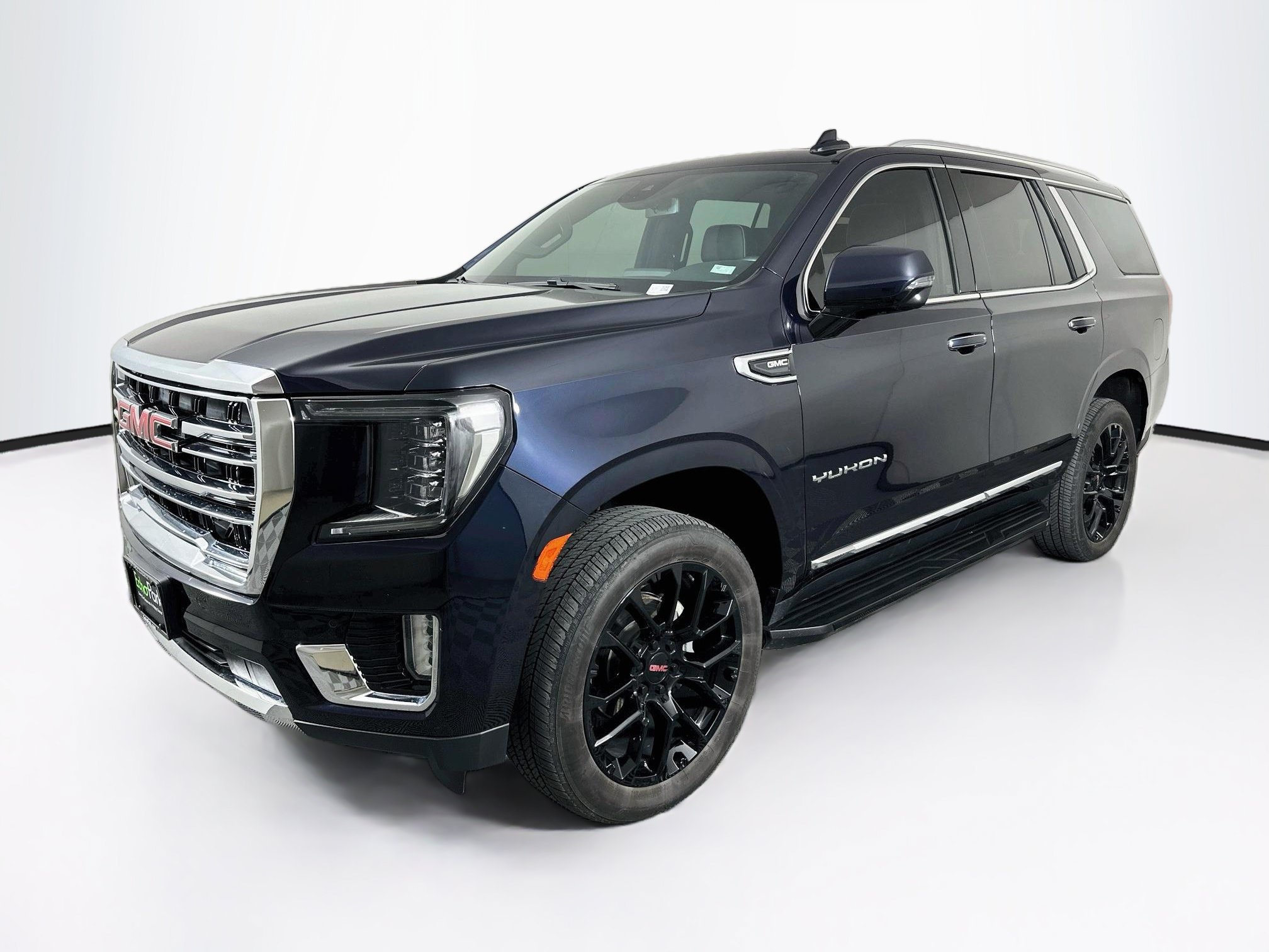 Used 2024 GMC Yukon SLT w/ SLT Premium Package AWD/4WD image 3