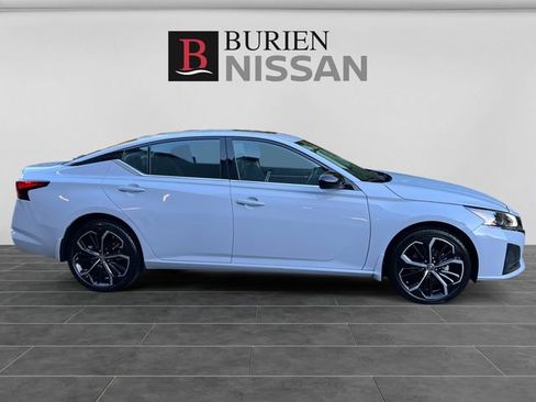 Used 2023 Nissan Altima 2.5 SR w/ SR Premium Package AWD/4WD image 6