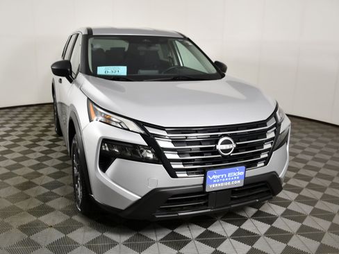 Used 2024 Nissan Rogue S AWD/4WD image 3