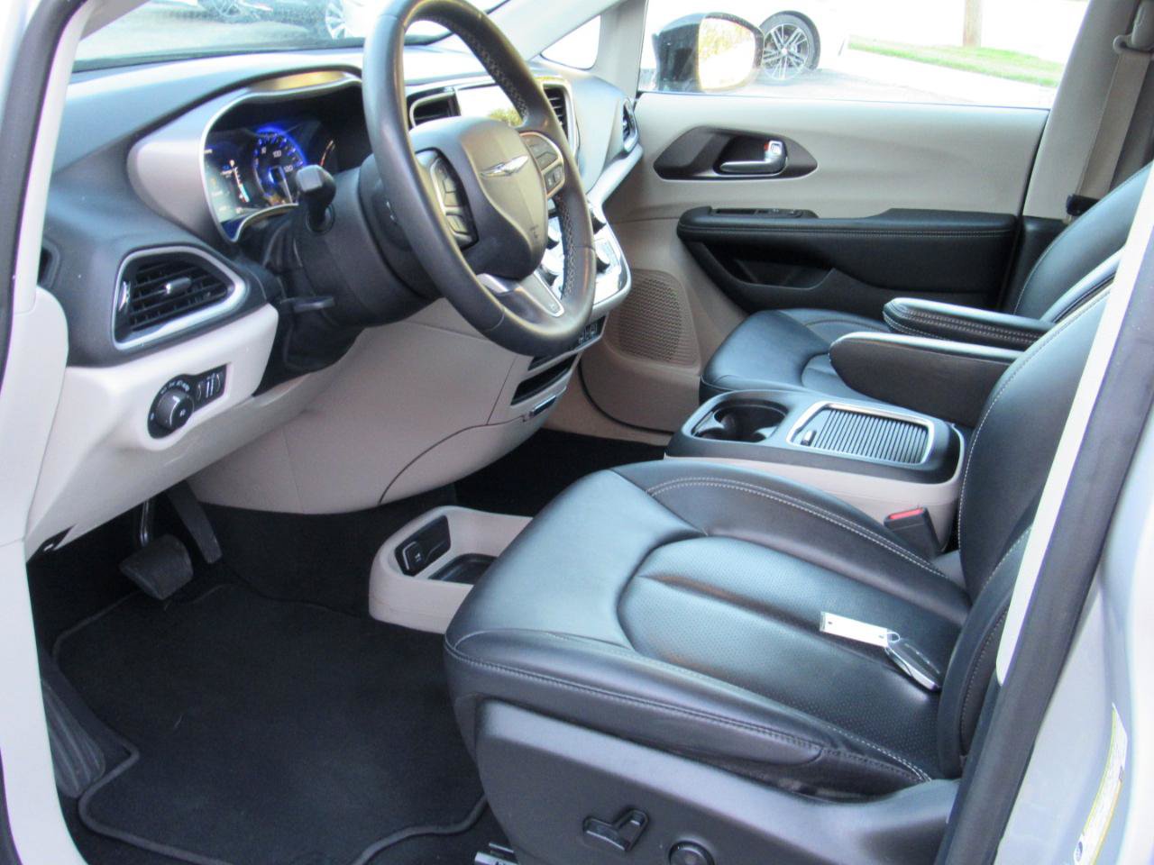Used 2024 Chrysler Pacifica Touring-L FWD image 13