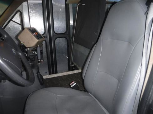 Used 2003 Ford E-450 and Econoline 450 Super Duty image 34