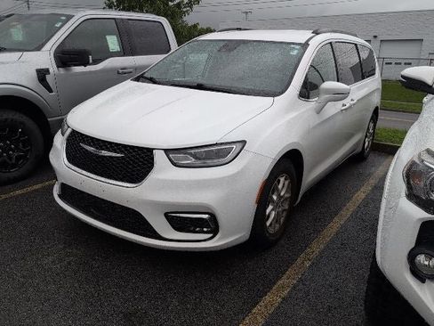 Used 2022 Chrysler Pacifica Touring-L FWD image 3