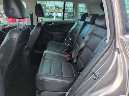 Used 2011 Volkswagen Tiguan SE image 27