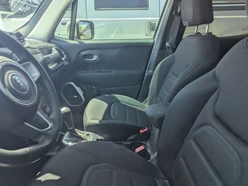 Used 2018 Jeep Renegade Latitude FWD image 10
