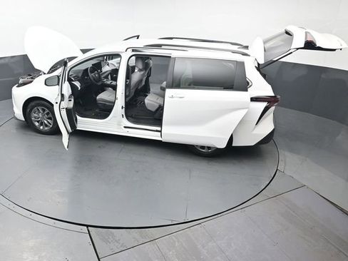 Used 2025 Toyota Sienna LE image 50