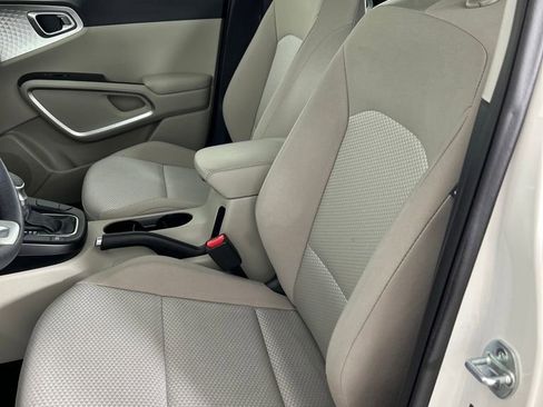 Used 2023 Kia Soul LX w/ LX Technology Package FWD image 12