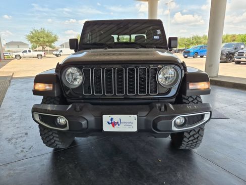 Used 2025 Jeep Gladiator Sport AWD/4WD image 3