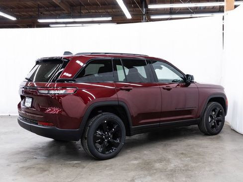 New 2025 Jeep Grand Cherokee 4WD image 6