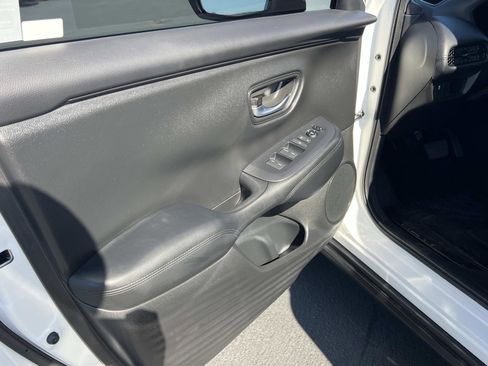 Certified 2025 Honda HR-V LX image 6