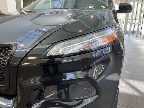 Used 2017 Jeep Cherokee High Altitude AWD/4WD image 5