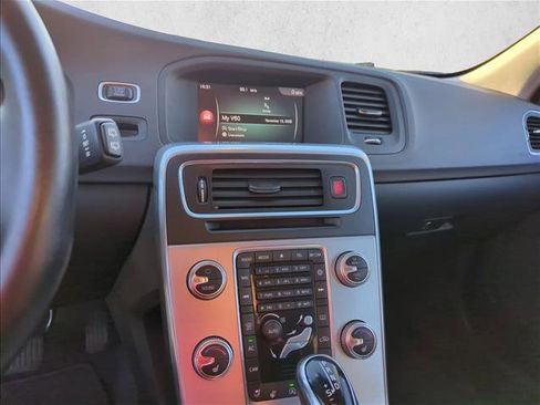 Used 2018 Volvo V60 T5 Cross Country w/ Convenience Package image 11