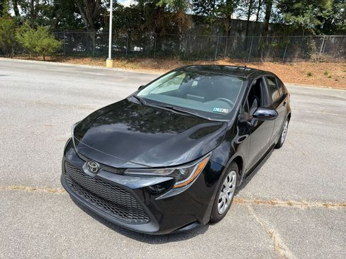 Used 2022 Toyota Corolla LE FWD image 2