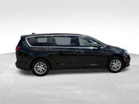 Used 2025 Chrysler Pacifica Select FWD image 9