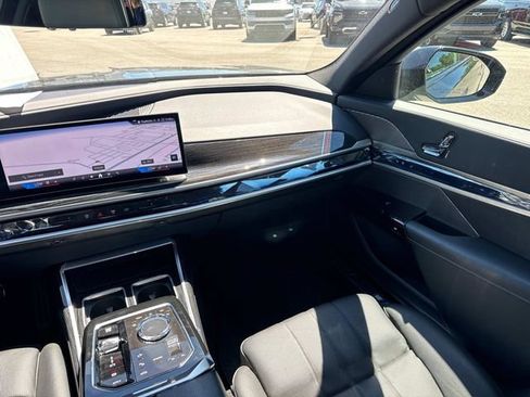 Used 2025 BMW 740i xDrive AWD/4WD image 18