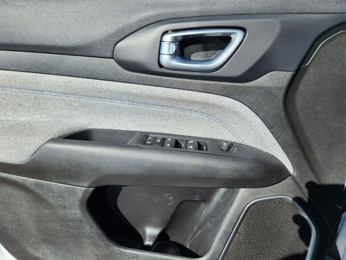 Used 2025 Jeep Compass Sport image 14