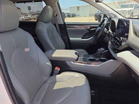 Used 2023 Toyota Highlander Limited FWD image 18