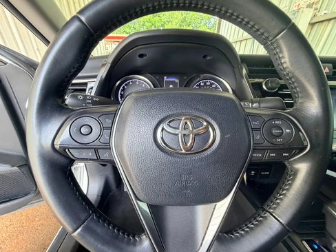 Used 2018 Toyota Camry SE FWD image 19