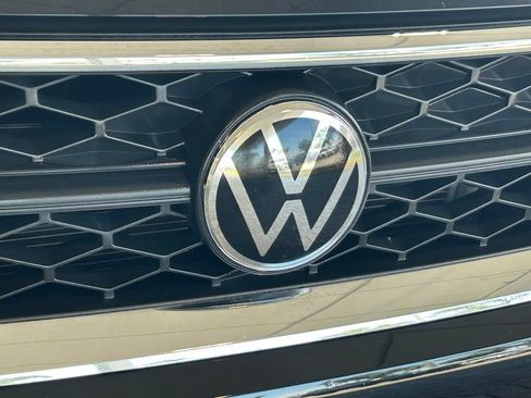 Used 2022 Volkswagen Taos SE FWD image 19