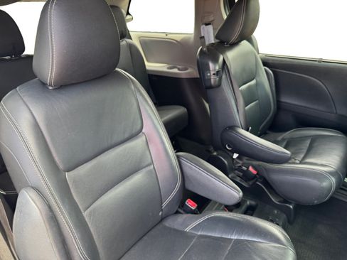 Used 2016 Toyota Sienna SE FWD image 18
