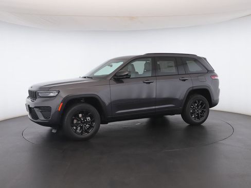 New 2025 Jeep Grand Cherokee Altitude image 42