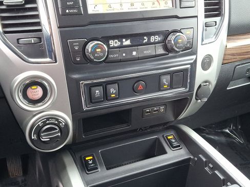 Used 2019 Nissan Titan SL image 15