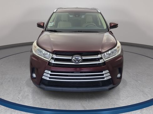 Used 2019 Toyota Highlander XLE FWD image 2