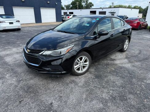 Used 2018 Chevrolet Cruze LT w/ Convenience Package FWD image 3