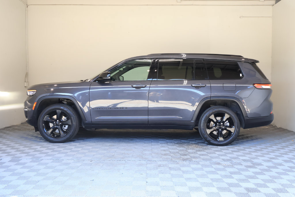 Used 2024 Jeep Grand Cherokee L Limited w/ Black Appearance Package AWD/4WD image 7